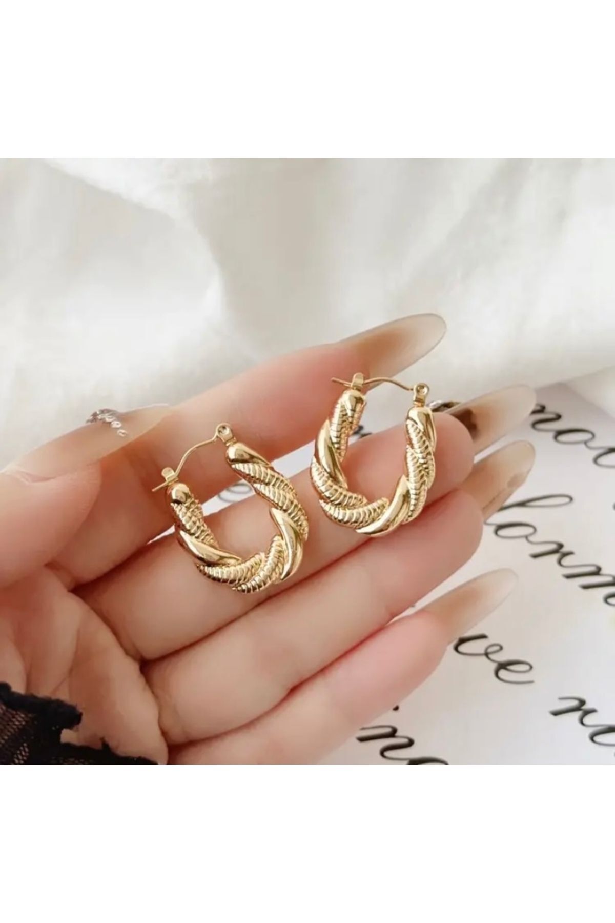 Vanilla Avenue Altın Sarısı Antik Burgu U Şeklinde Sallantılı Kadın Küpe