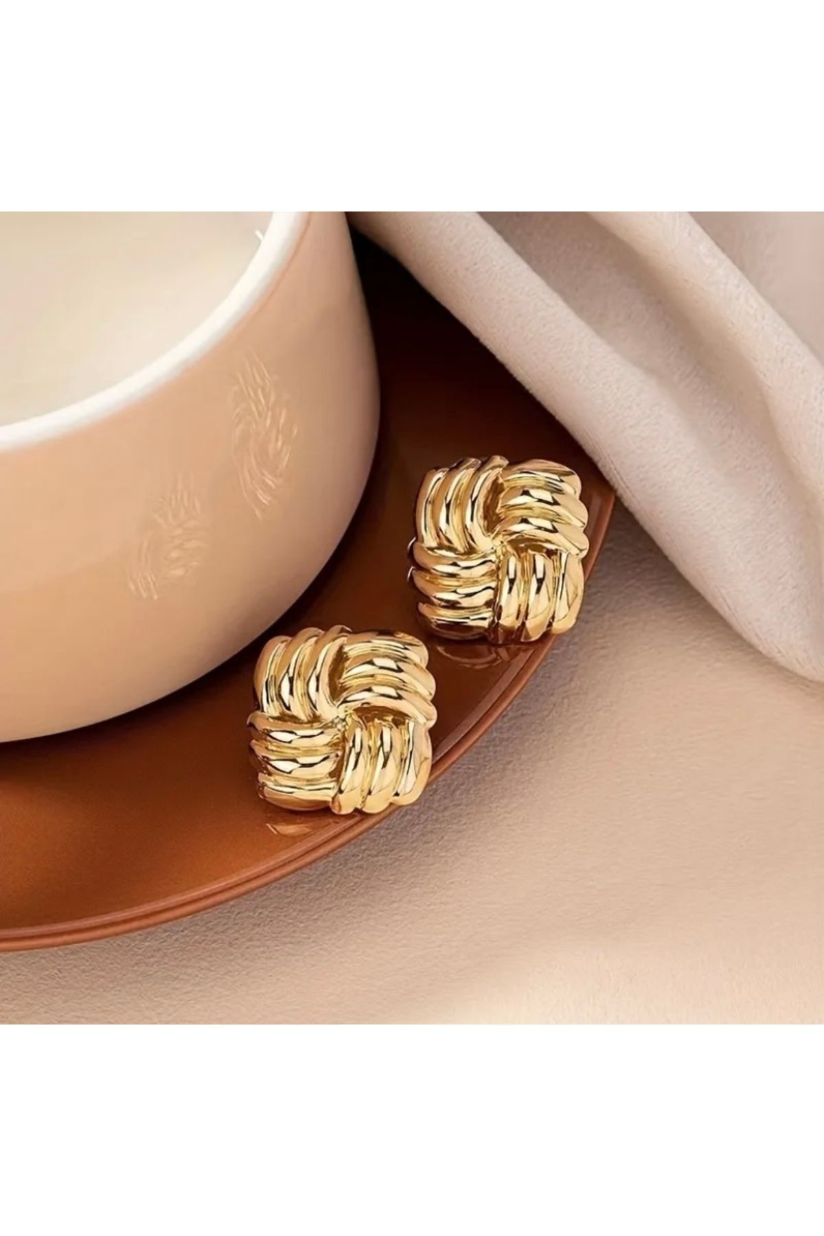 Vanilla Avenue Altın Sarısı Kare Bombeli Kadın Küpe