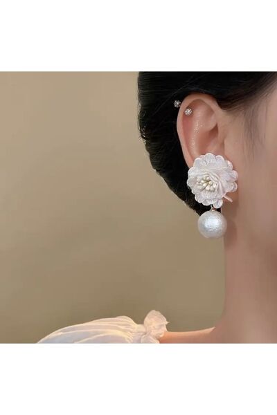 Moon Home Collection Beyaz Kumaş Çiçek Damlası İnci ile Süslenmiş Sallantılı Kadın Küpe