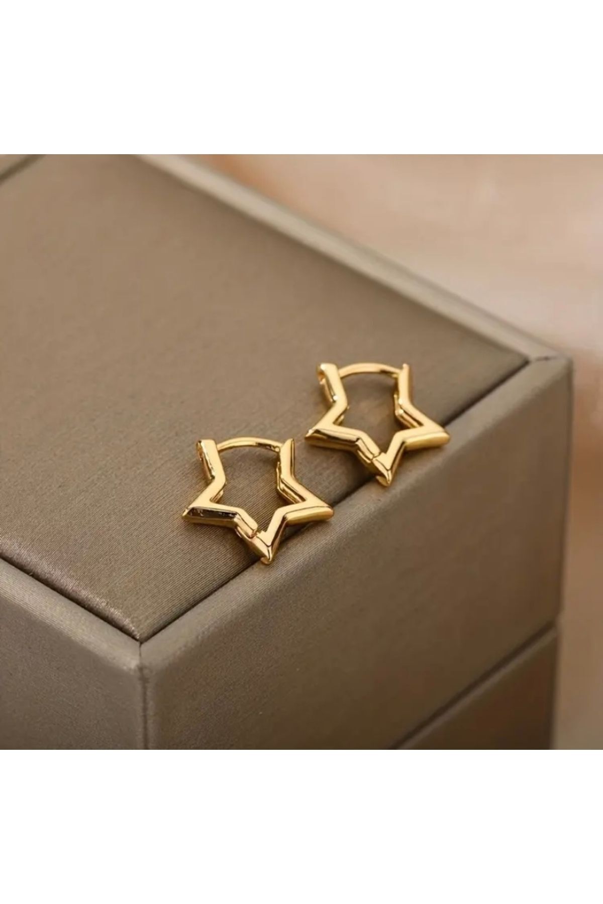 Vanilla Avenue Altın Sarısı Yıldız Şeklinde Sallantılı Kadın Küpe