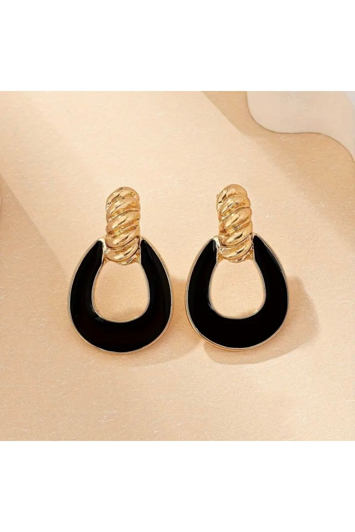 Moon Home Collection Siyah Damla Şeklinde Altın Sarısı Detaylı Sallantılı Damla Kadın Küpe