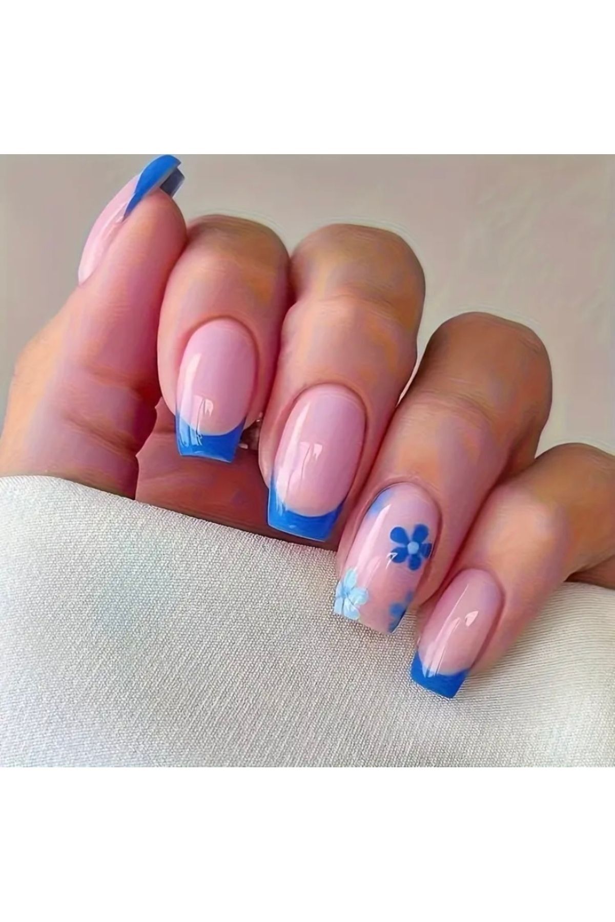 Vanilla Avenue Mavi Çiçek Desenli Kendinden Yapışkanlı Takma Tırnak 24 Adet