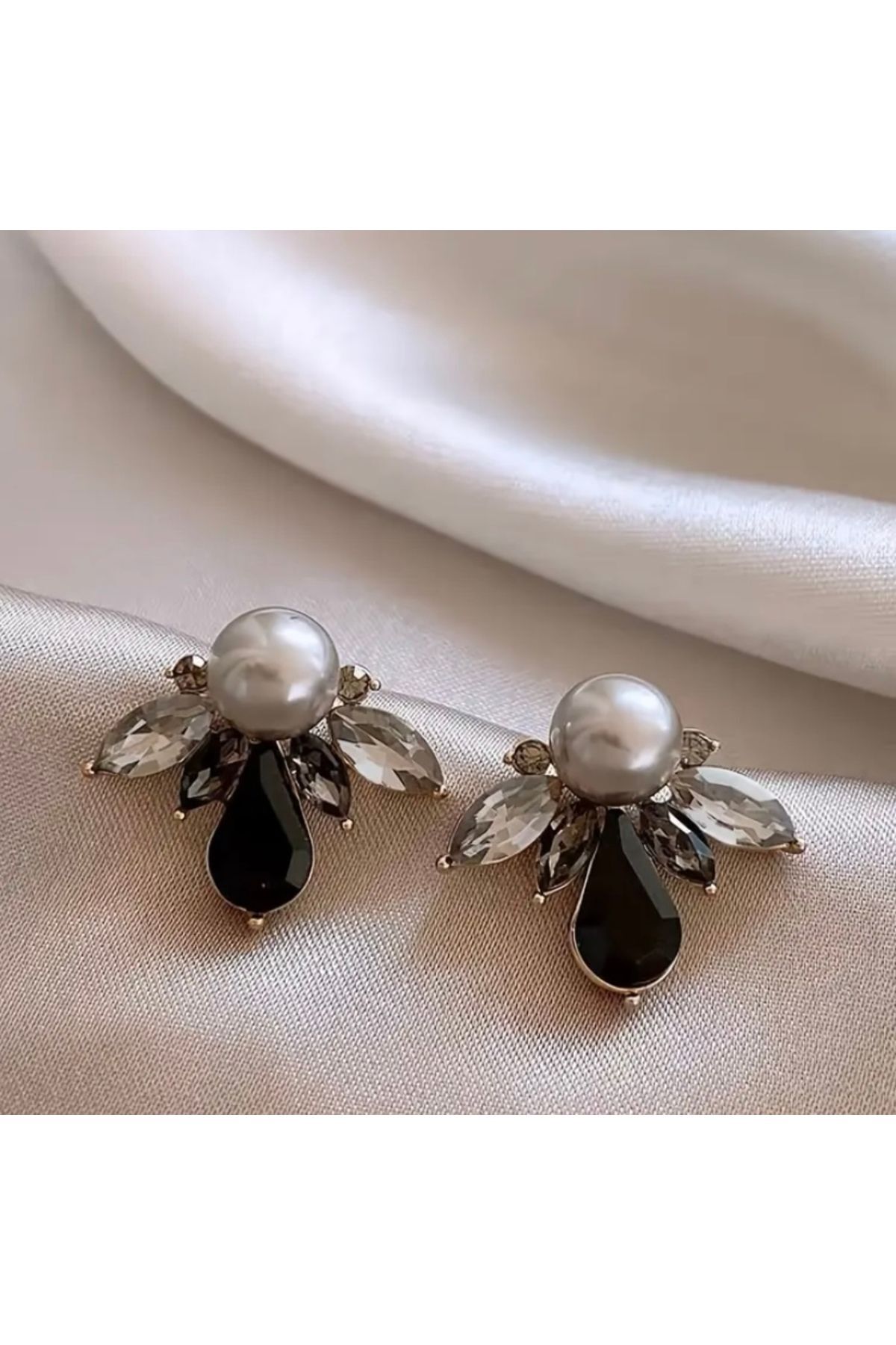 Vanilla Avenue Niche Benzersiz Siyah Yaprak Detaylı Kristal Parıltılı Günlük Kadın Küpe