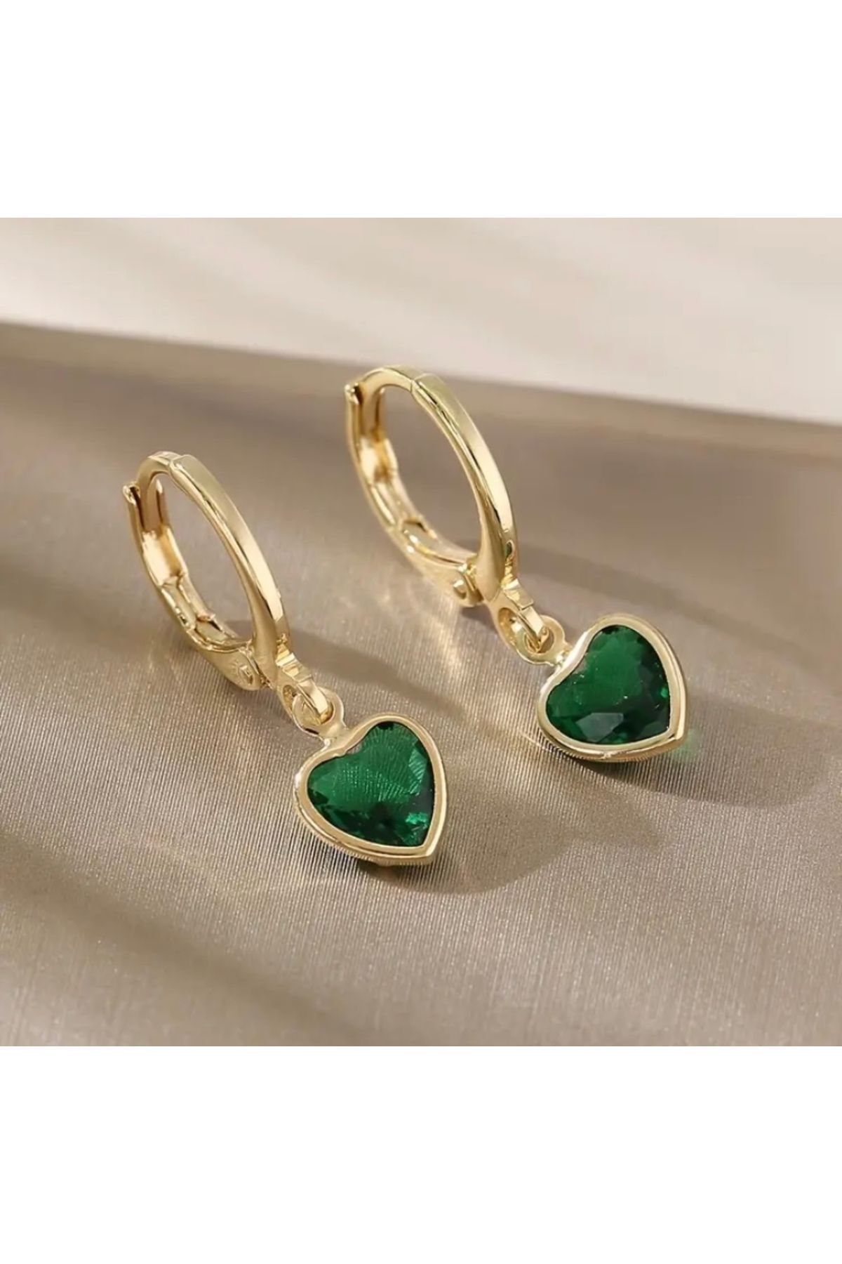 Vanilla Avenue Zümrüt Yeşili Kübik Zirkonya Şık Kalpli Altın Sarısı Sallantılı Kadın Küpe