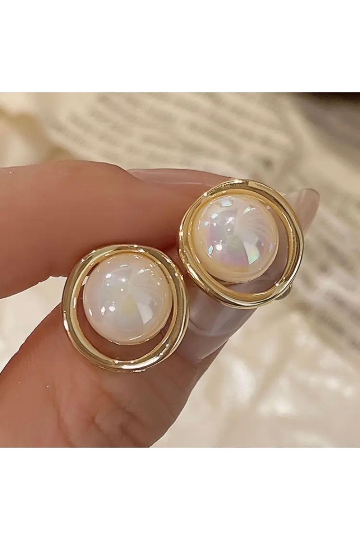 Vanilla Avenue Beyaz Inci Detaylı Şık Denizkızı Esintili Altın Sarısı Kenarlı Kadın Küpe