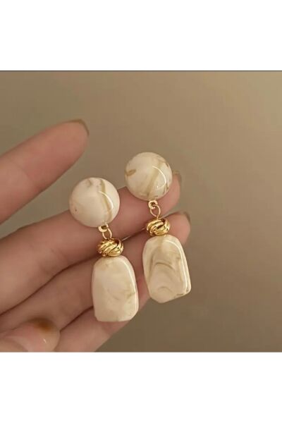 Vanilla Avenue Krem Tonlu Vintage Esintili Geometrik Reçine Sallantılı Kadın Küpe