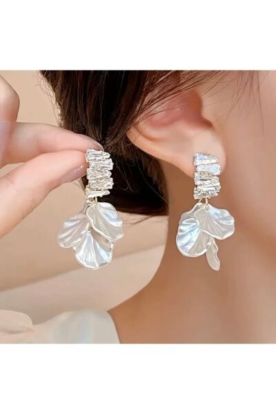 Vanilla Avenue Beyaz Yaprak Kabukları Fransız Esintili Kübik Zirkonya Sallantılı Kadın Küpe