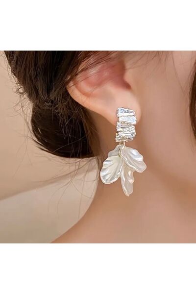 Vanilla Avenue Beyaz Yaprak Kabukları Fransız Esintili Kübik Zirkonya Sallantılı Kadın Küpe
