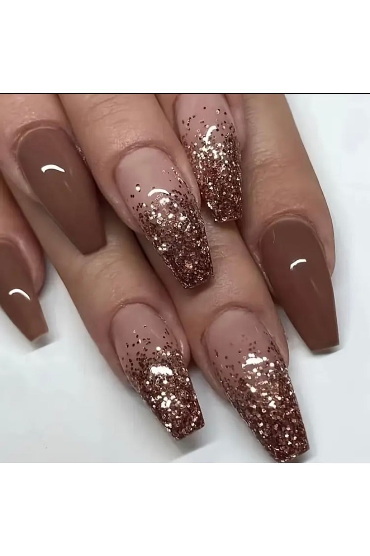 Vanilla Avenue Kahverengi Uzun Altın Sarısı Sim Tozu ile Kendinden Yapışkanlı Takma Tırnak 24 Adet