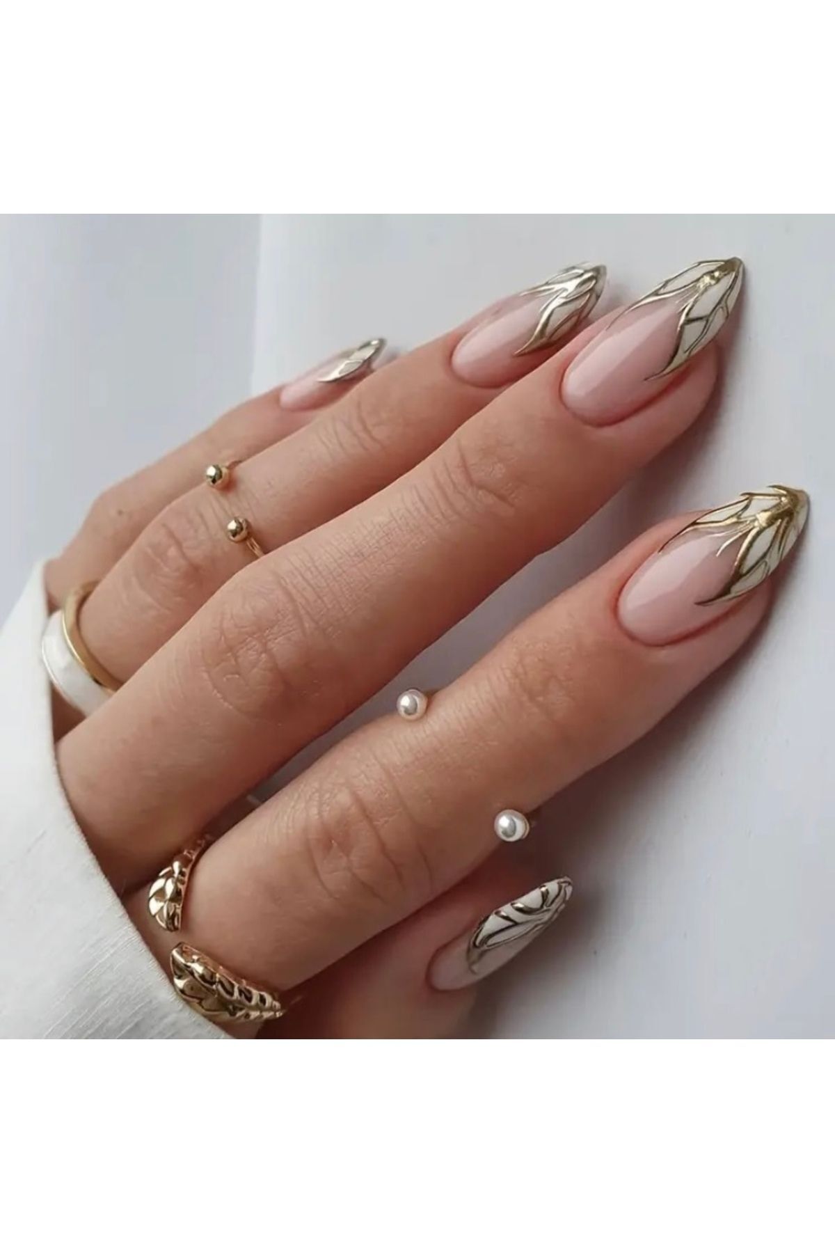 Vanilla Avenue Badem Kesim Damarlı Şerit Kendinden Yapışkanlı Takma Tırnak 24 Adet Beyaz