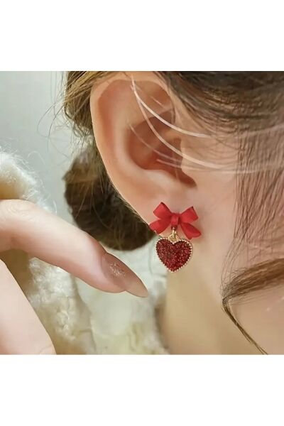 Vanilla Avenue Kırmızı Fiyonk Detaylı Kalp Şeklinde Işıltılı Sallantılı Kadın Küpe
