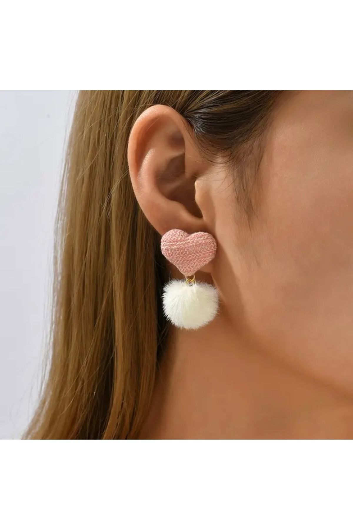 Vanilla Avenue Beyaz Pembe Kalp ve Ponpon Sallantılı Günlük Kullanım Kadın Küpe
