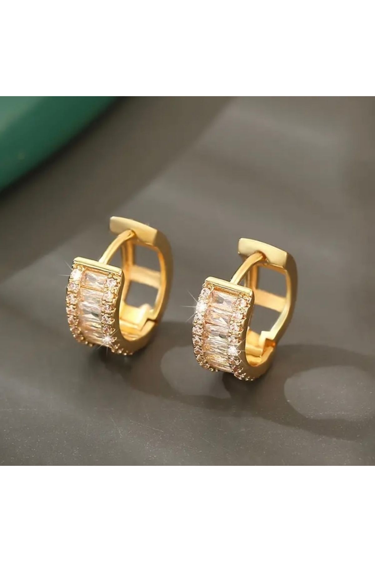 Vanilla Avenue Parlak Kübik Zirkonya Şık Halka Sallantılı Kadın Küpe