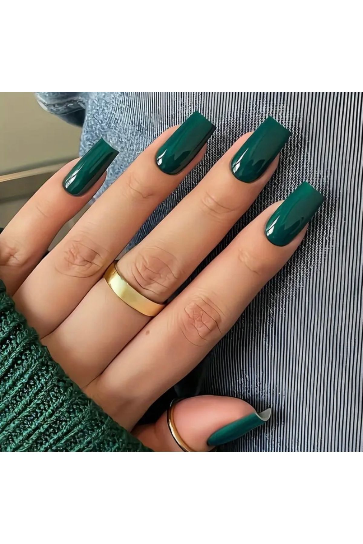 Vanilla Avenue Koyu Yeşil Orta Uzun Kare Parlak Kendinden Yapışkanlı Takma Tırnak Seti 24 Adet