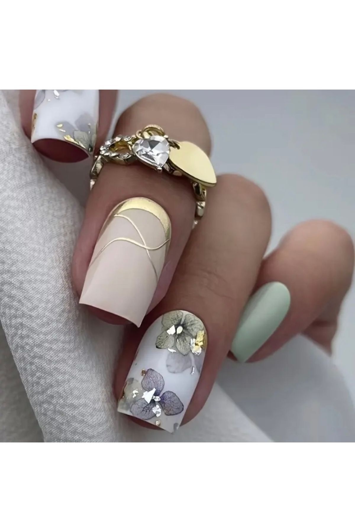 Vanilla Avenue Pastel Tonlu Kısa Kare Kendinden Yapışkanlı Takma Tırnak Seti 24 Adet