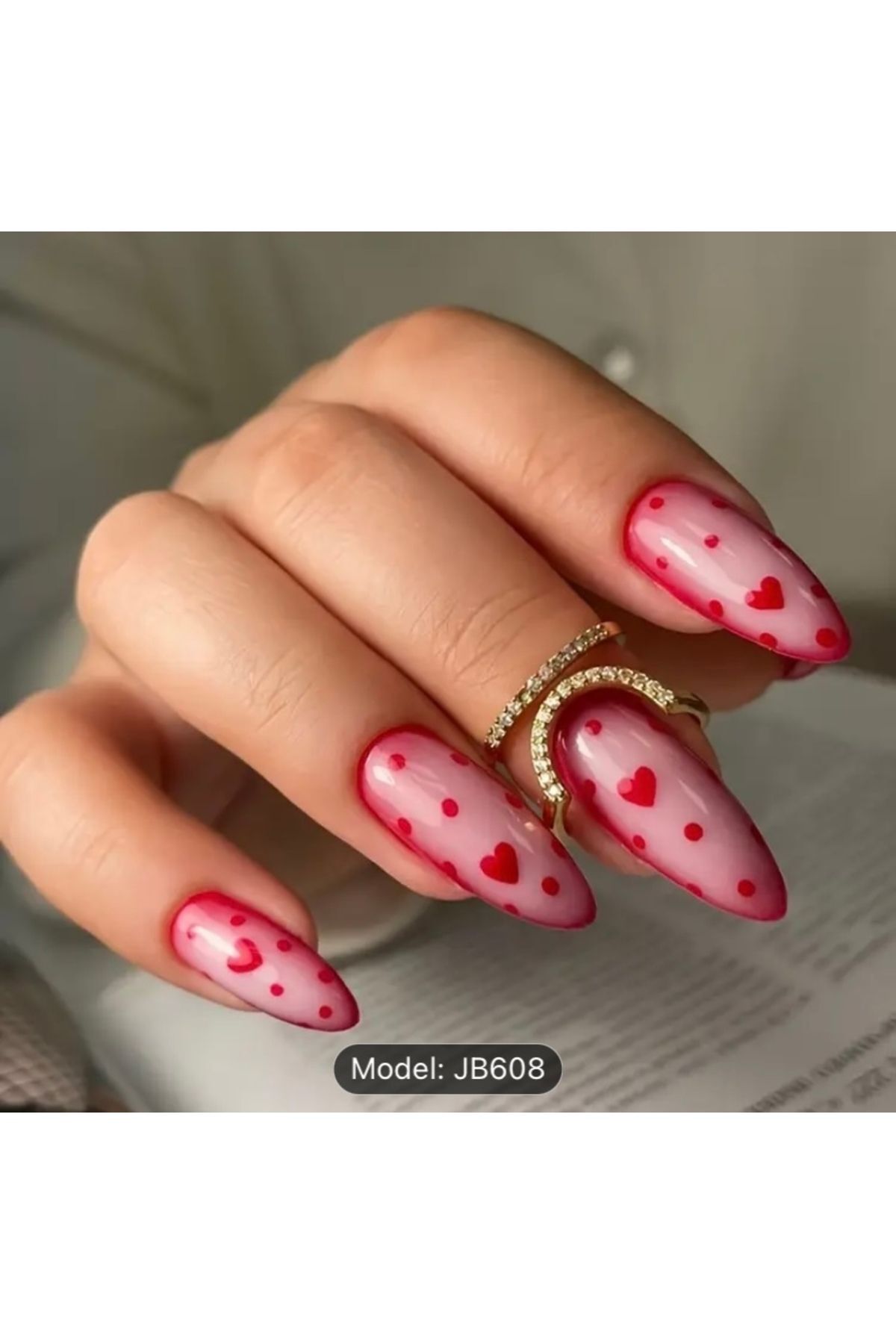 Vanilla Avenue Uzun Badem Kırmızı Kalpli Parlak Kendinden Yapışkanlı Takma Tırnak Seti 24 Adet
