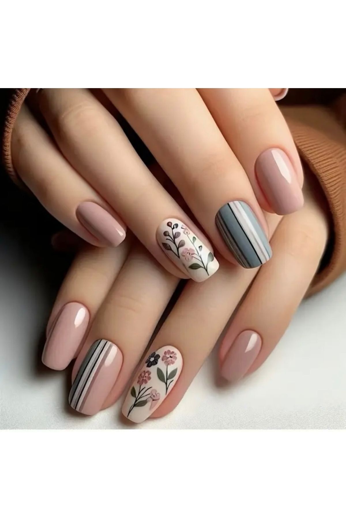 Vanilla Avenue Şık Çiçekli Çizgili Pembe Kendinden Yapışkanlı Takma Tırnak Seti 24 Adet
