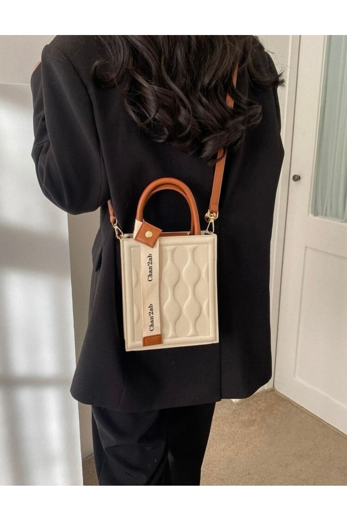 Vanilla Avenue Kahverengi Suni Deri Yazı Detaylı Askılı Kadın Çanta