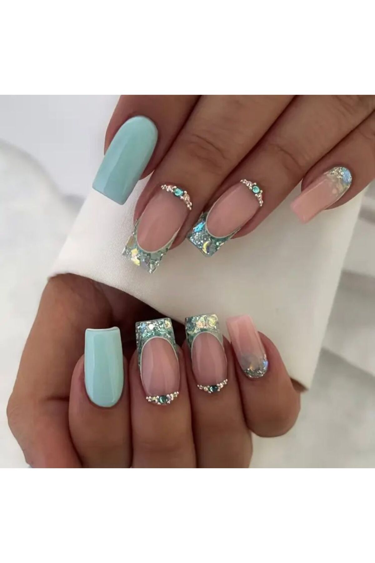 Vanilla Avenue Mavi Taşlı Orta Uzun Kendinden Yapışkanlı Takma Tırnak Seti 24 Adet