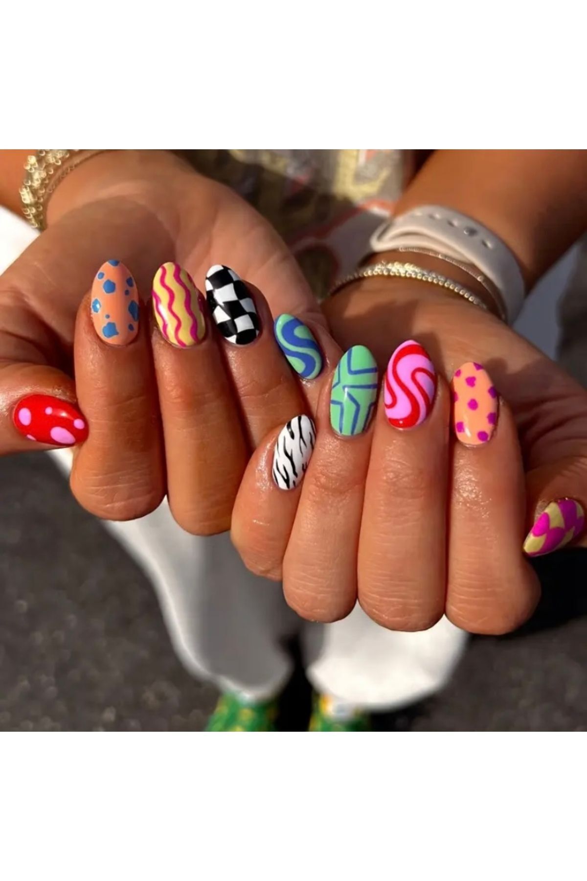 Vanilla Avenue Graffitti Çizgi Desenli Kendinden Yapışkanlı Takma Tırnak Seti 24 Adet