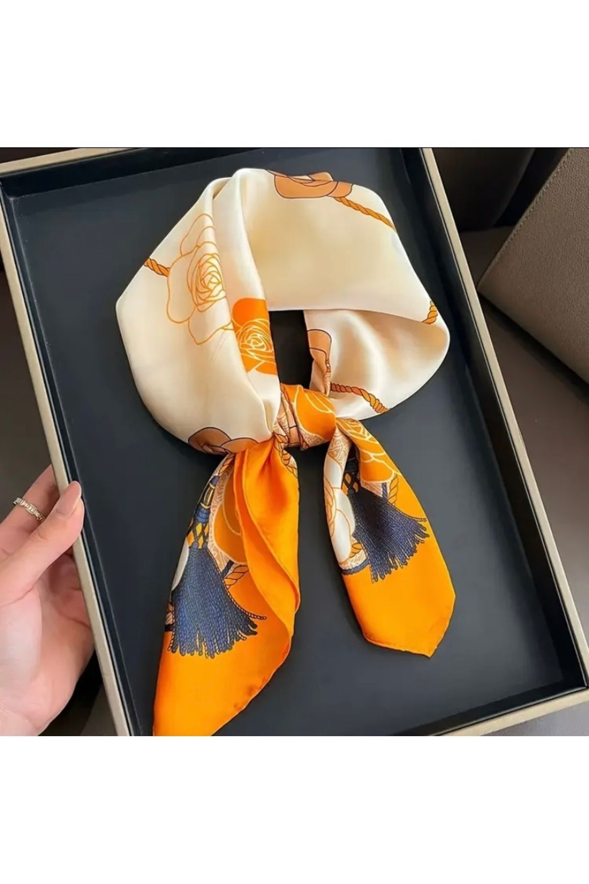 Vanilla Avenue Turuncu Krem Detaylı Şık İpek Görünüm Kare Eşarp Fular Kadın Aksesuar