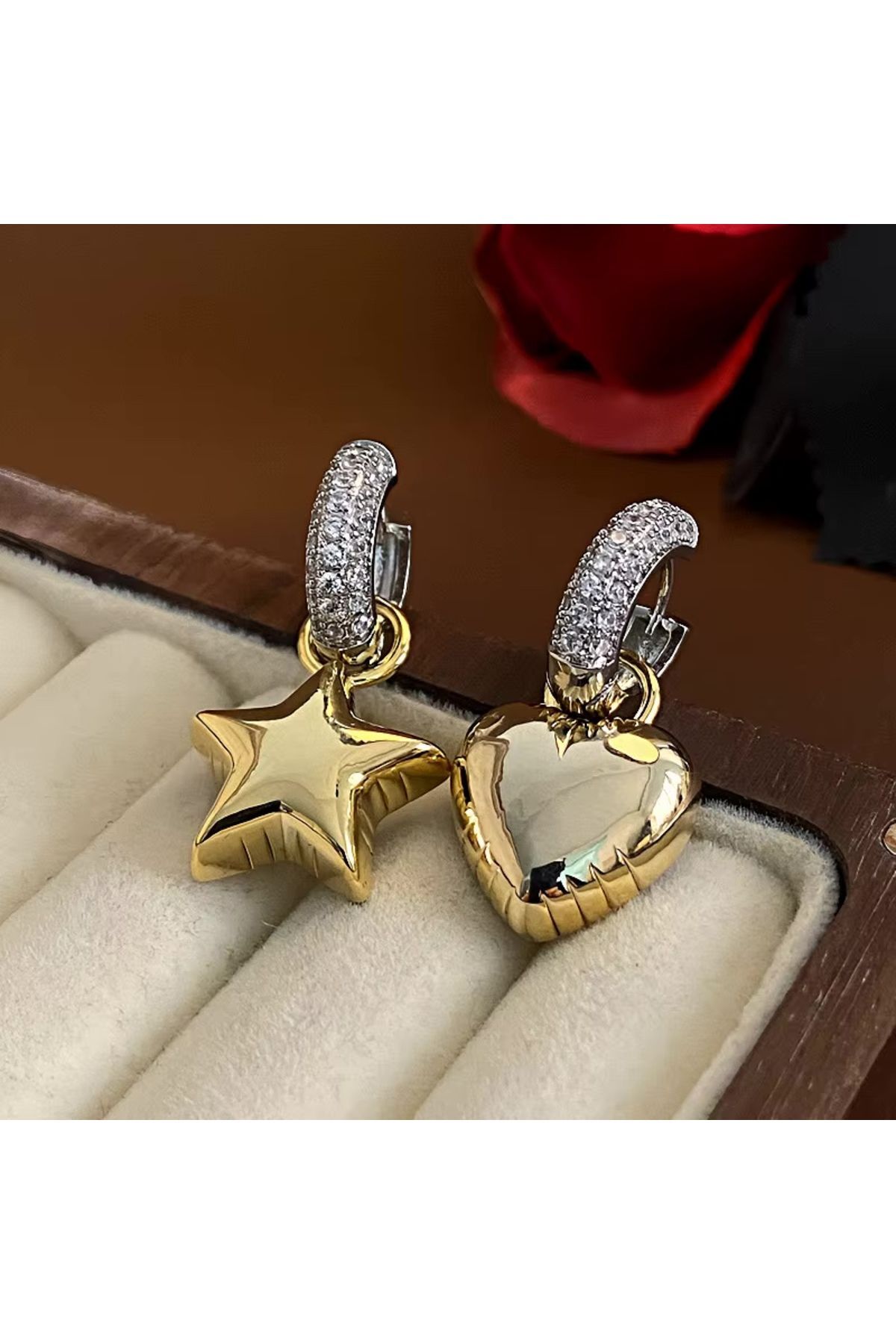 Vanilla Avenue Altın Sarısı Kalp ve Yıldız Tasarımlı Zirkon Taşlı Sallantılı Günlük Kadın Küpe