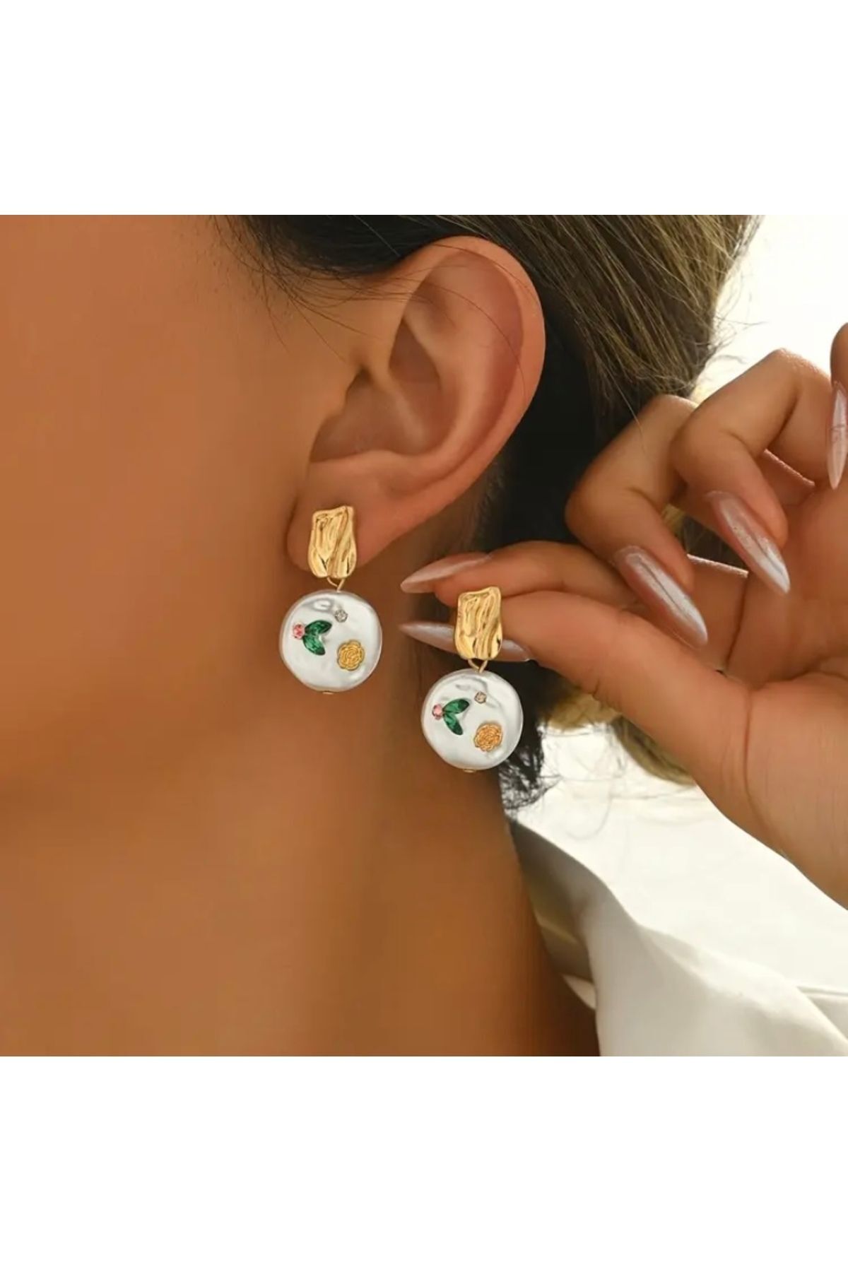 Vanilla Avenue Fransız Tarzı Çiçek ve Geometrik Dokulu Zarif Bohem Sallantılı Günlük Kadın Küpe