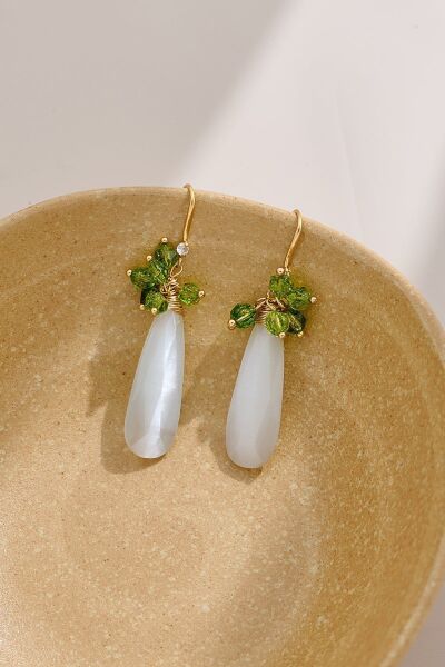 Vanilla Avenue Yeşil Beyaz Cam Detaylı Sallantılı Şık Günlük Kullanım Kadın Küpe