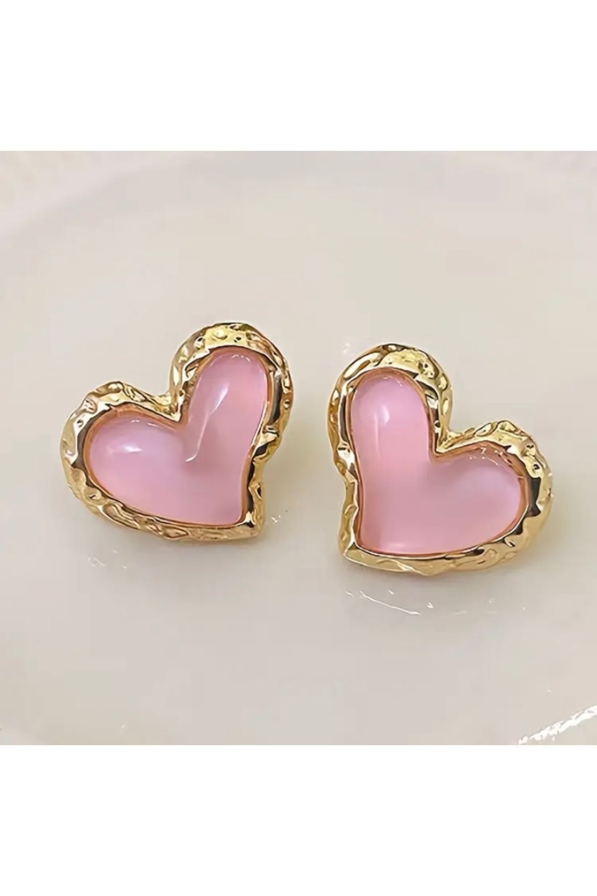 Vanilla Avenue Pembe Reçine Altın Sarısı Detaylı Kalp Şeklinde Sevimli Günlük Kullanım Kadın Küpe