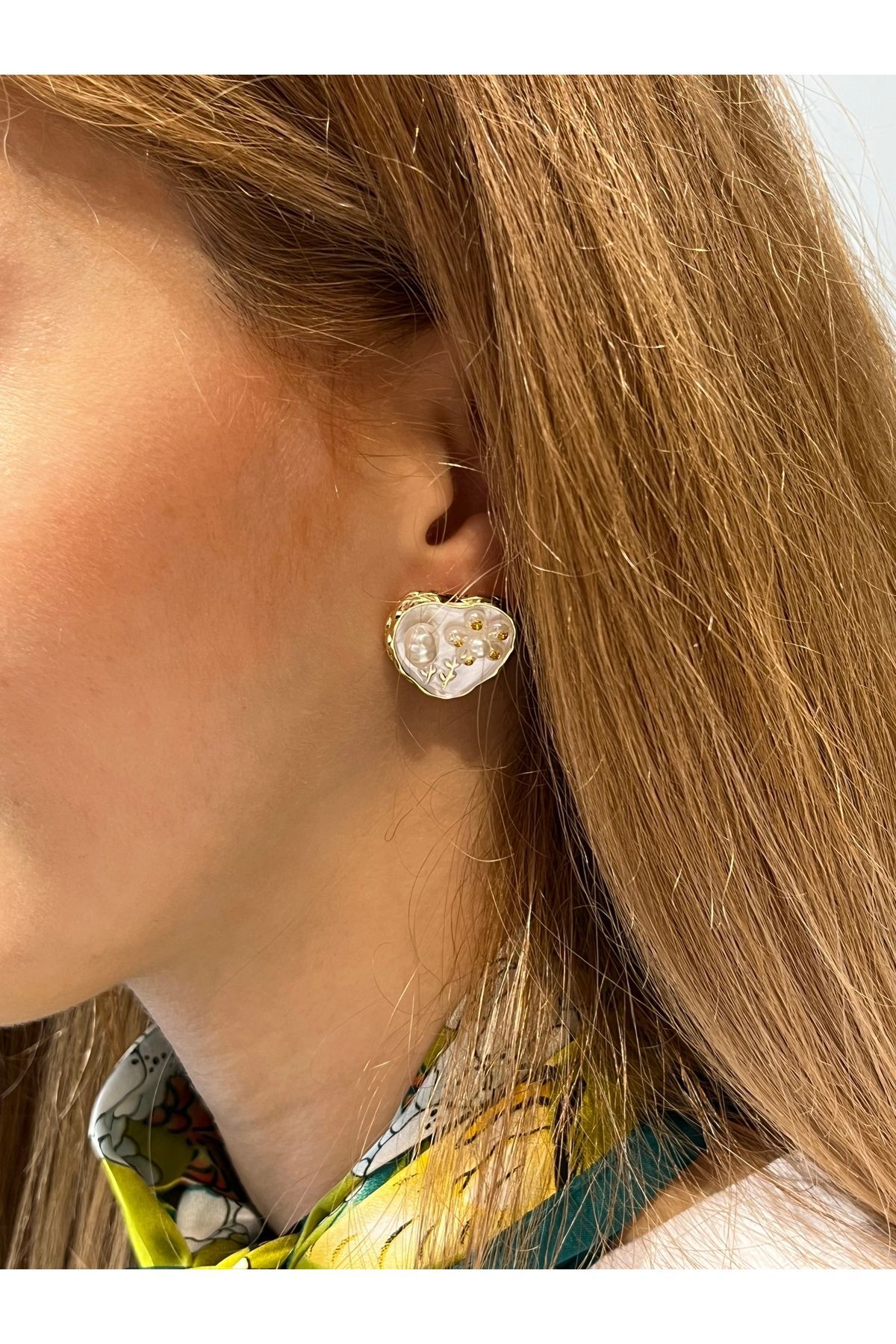 Vanilla Avenue Beyaz Kalp Şeklinde İncili Altın Sarısı Detaylı Günlük Kullanım Kadın Küpe