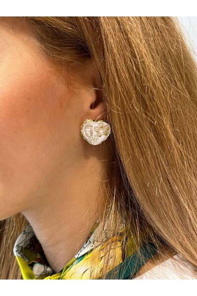 Vanilla Avenue Beyaz Kalp Şeklinde İncili Altın Sarısı Detaylı Günlük Kullanım Kadın Küpe