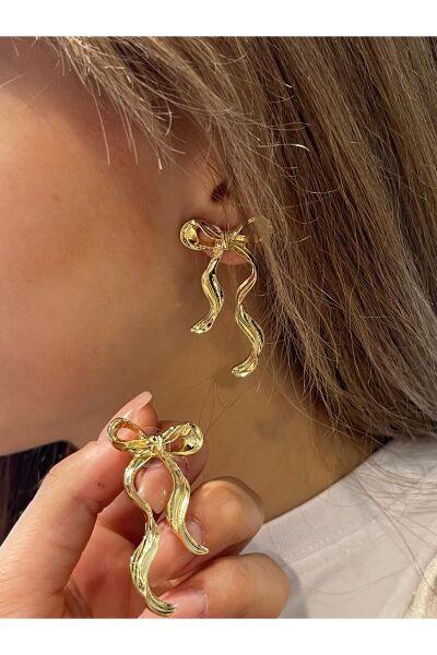 Vanilla Avenue Altın Sarısı Fiyonk Detaylı Sallantılı Günlük Kullanım Kadın Küpe