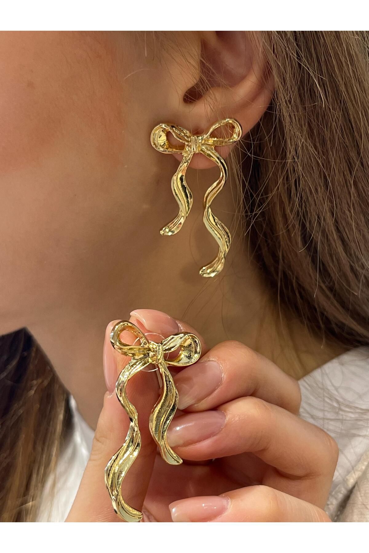 Vanilla Avenue Altın Sarısı Fiyonk Detaylı Sallantılı Günlük Kullanım Kadın Küpe