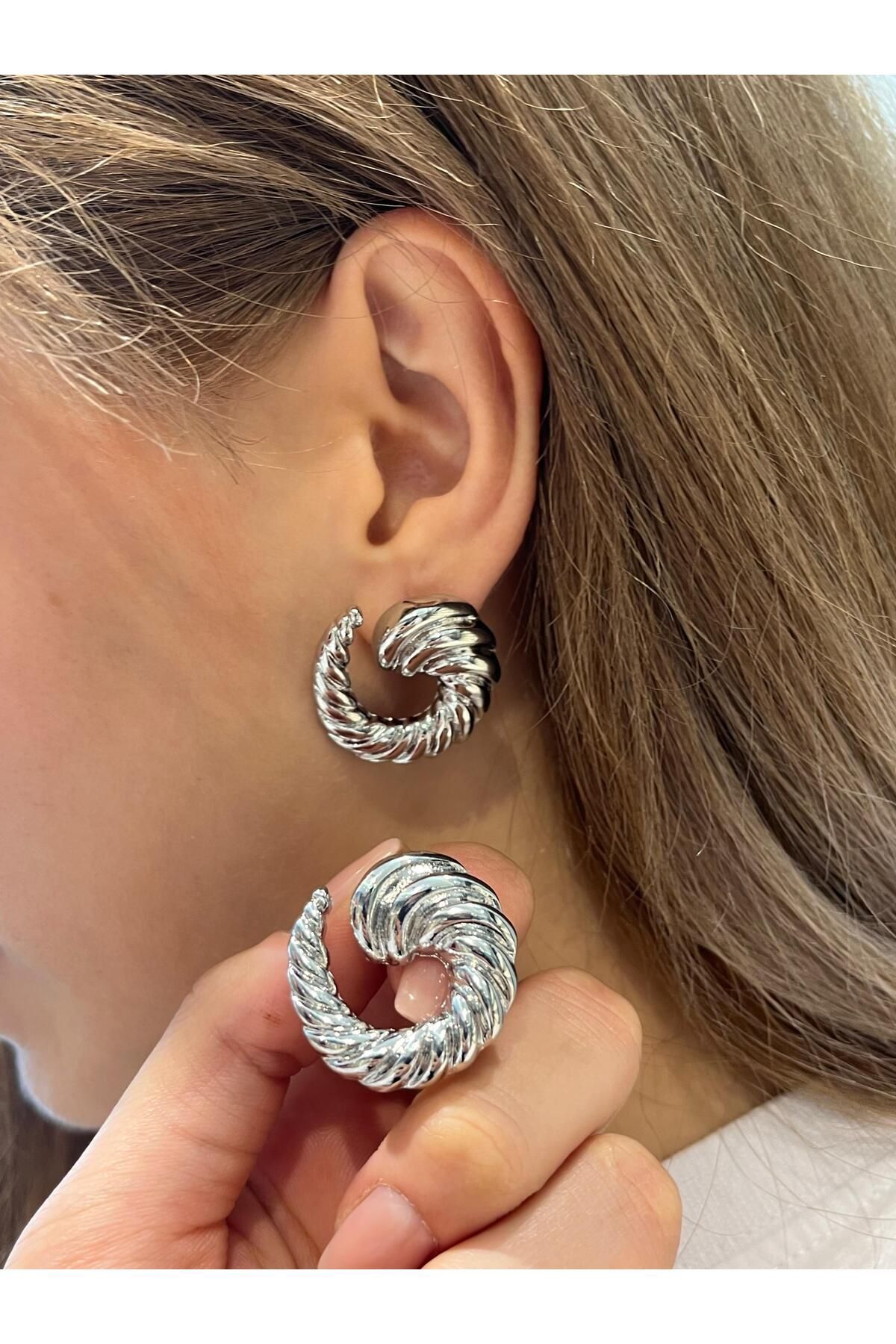 Vanilla Avenue Gümüş Burgu Detaylı Sarmalı Büyük Günlük Kullanım Kadın Küpe