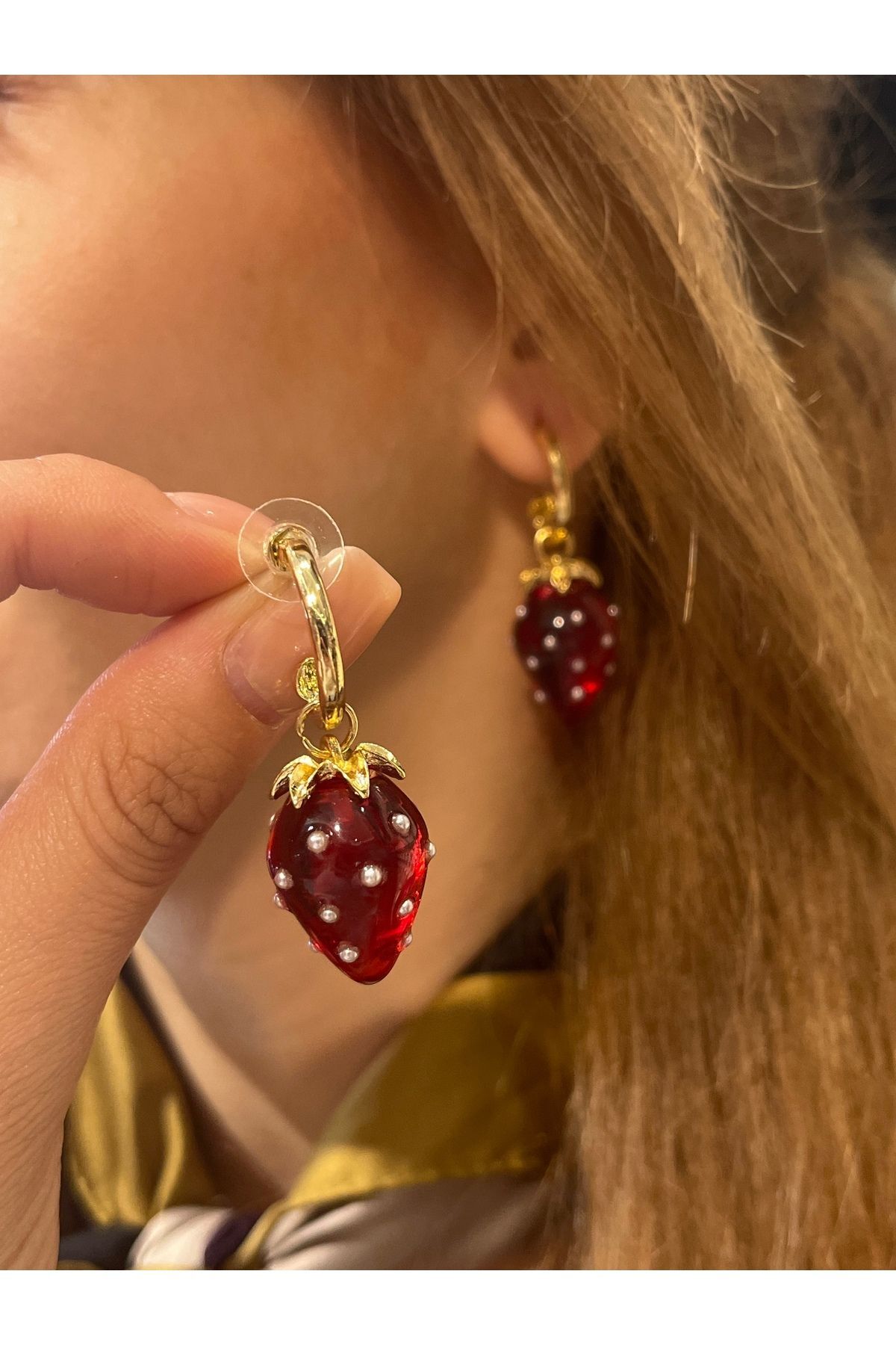 Vanilla Avenue Kırmızı Çilek Temalı Altın Sarısı Detaylı Şeffaf Sallantılı Günlük Kadın Küpe