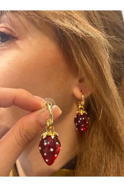 Vanilla Avenue Kırmızı Çilek Temalı Altın Sarısı Detaylı Şeffaf Sallantılı Günlük Kadın Küpe