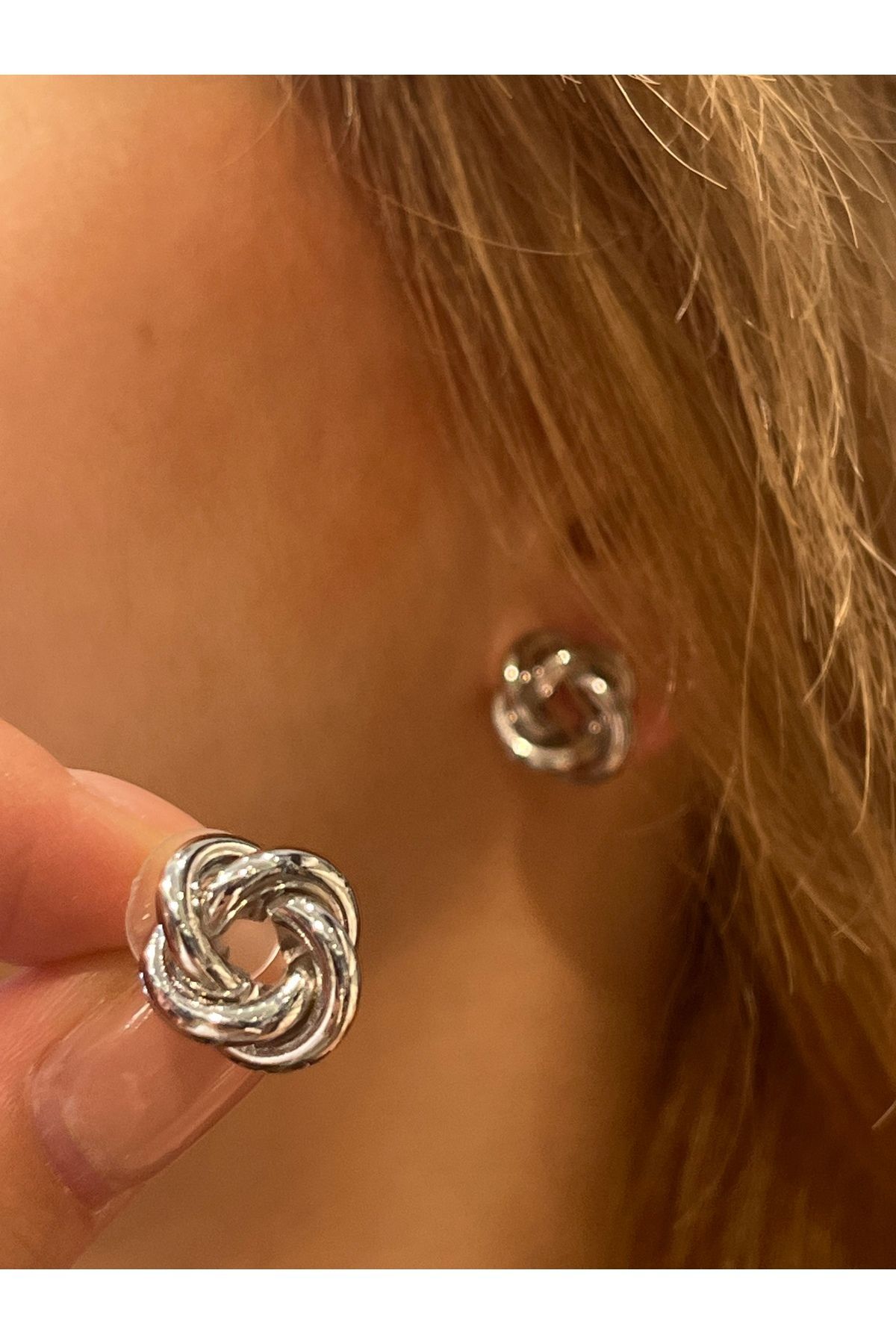 Hei Gümüş Rengi Burgu Detaylı Minik Günlük Kullanım Kadın Küpe