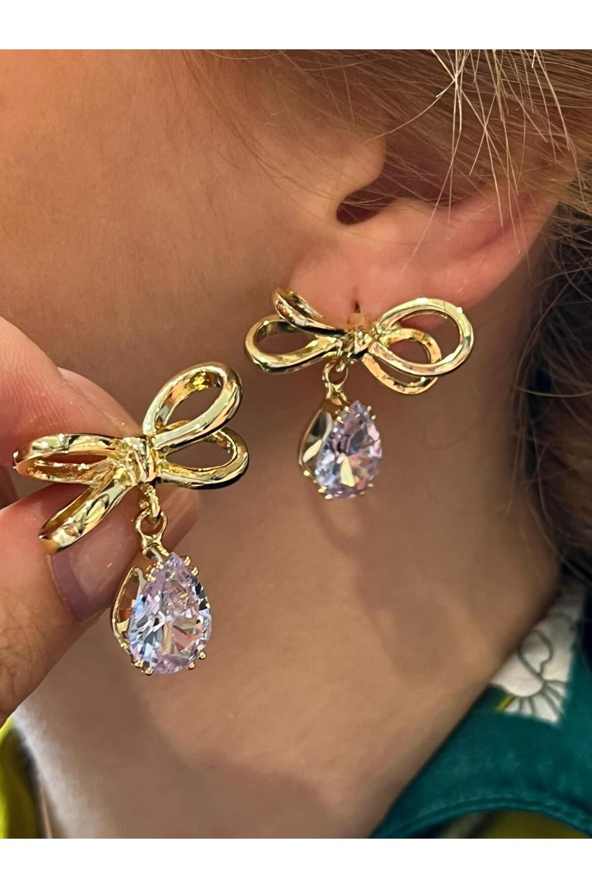 Hei Işıltılı Taşlı Altın Sarısı Fiyonk Detaylı Günlük Kullanım Sallantılı Kadın Küpe