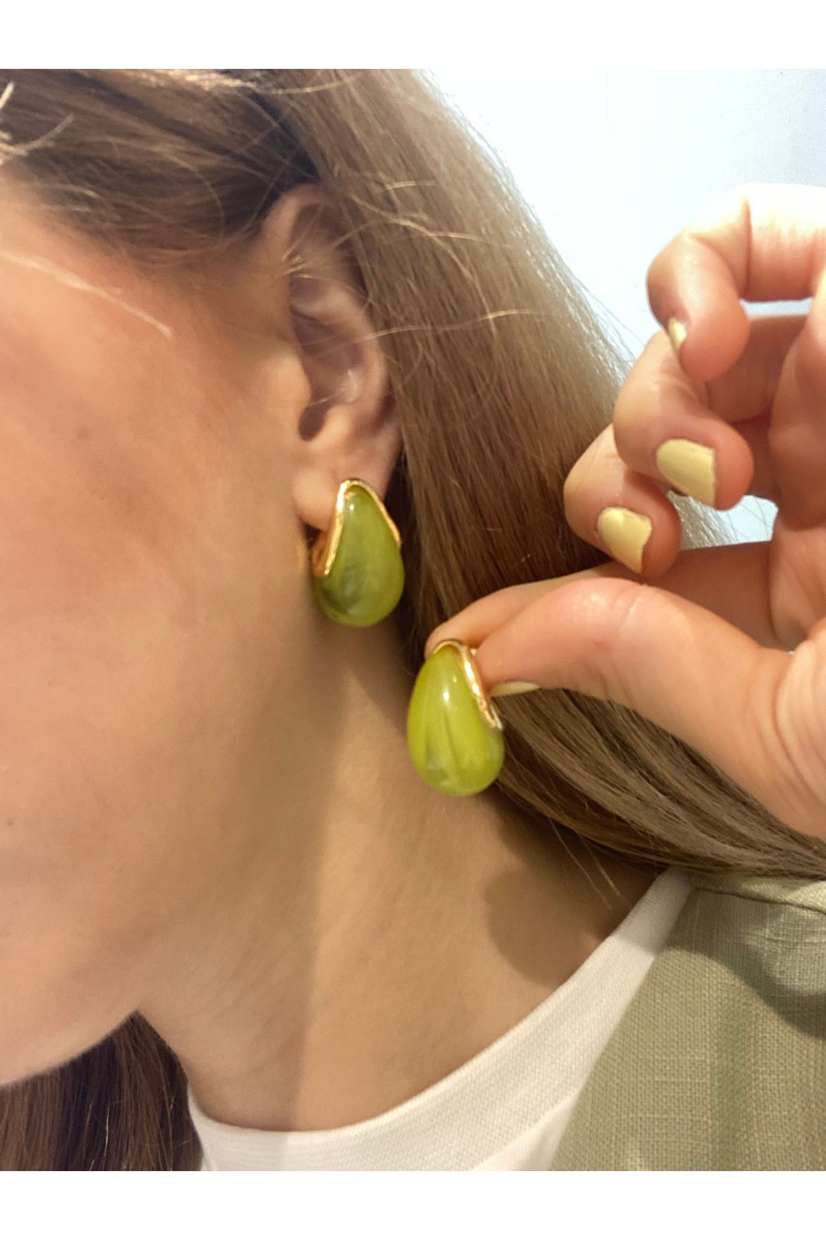 Hei Açık Yeşil Bombeli Altın Sarısı Detaylı Sallantılı Şık Günlük Kullanım Kadın Küpe