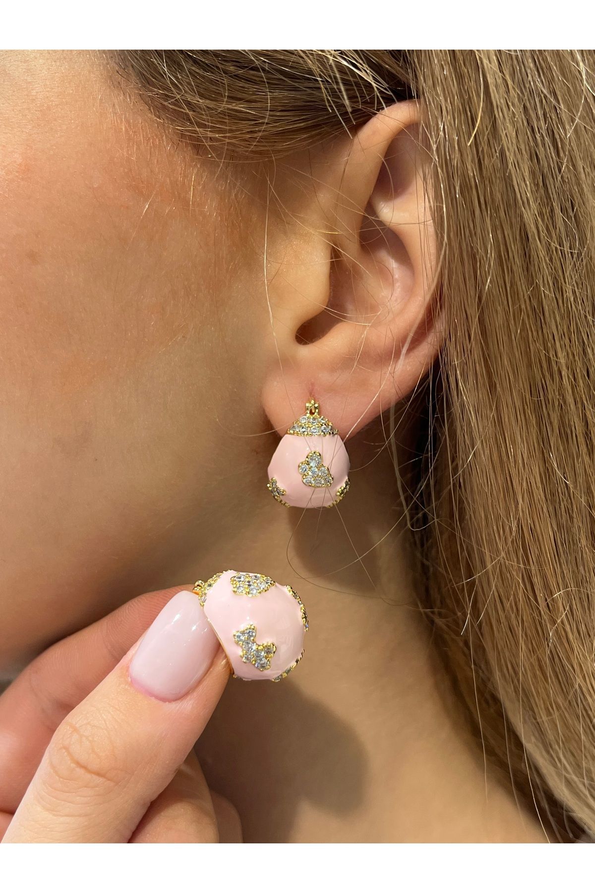 Hei Açık Pembe Bombeli Altın Sarısı Detaylı Sallantılı Şık Günlük Kullanım Kadın Küpe