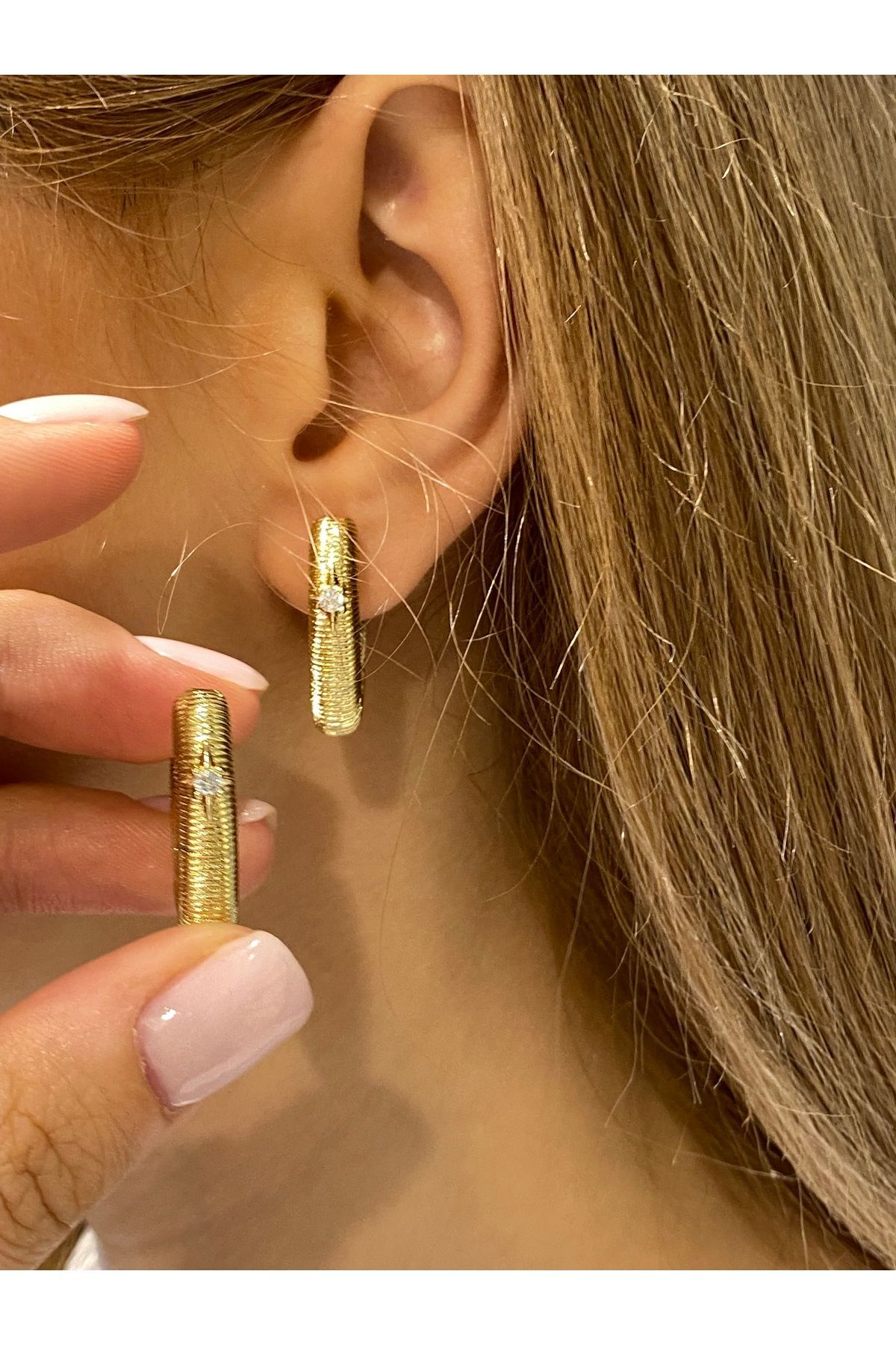 Hei Altın Sarısı Parlak Taşlı Geometrik Şekil Dokulu Kalın Sallantılı Şık Günlük Kullanım Kadın Küpe